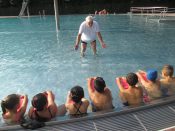 SC 53 unterstützt die Grundschulen, den Gesamtelternbeirat und die Stadt Landshut mit dem Schwimmprojekt "Sicher Schwimmen"